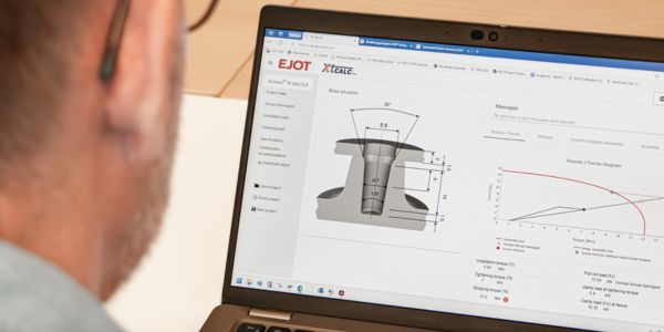 En person som använder ett beräkningsprogram på datorn